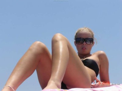 Развлекается на яхте в кругу взрослых