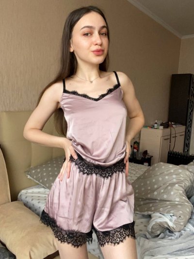 Жгучая тёлочка показывает свою задницу в откровенных фото: эротические снимки