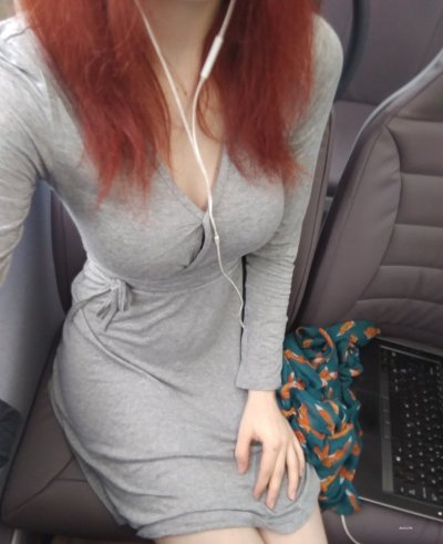 Сексуальная рыжая красотка без нижнего белья