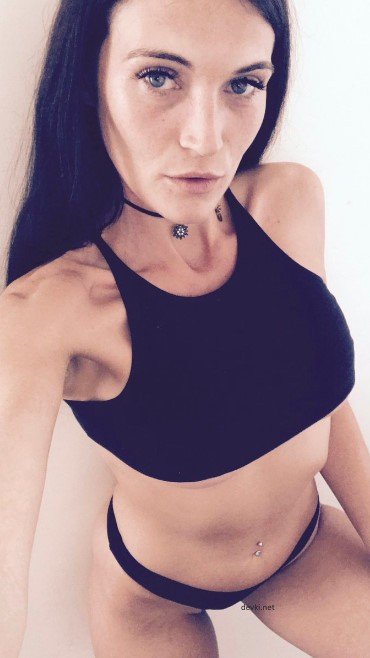 Длинноволосая девушка показала обнаженную грудь.