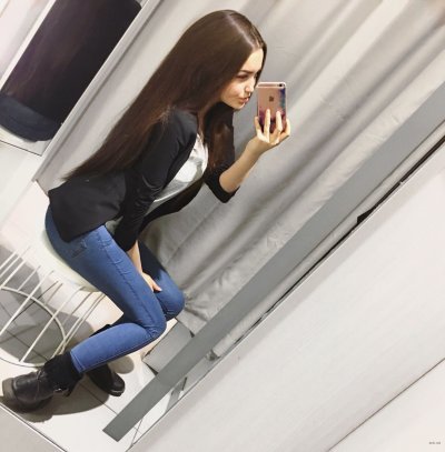 Девчонка показывает свои прекрасные формы