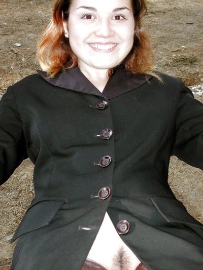 Демонстрирует свою природную интимную зону