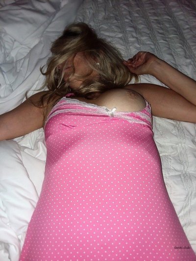 Сексуальная леди с обворожительной грудью в пошлом наряде