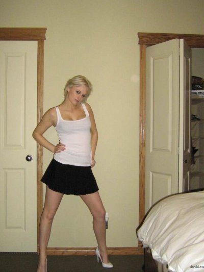 Очаровательная блондинка наслаждается собственными удовольствиями