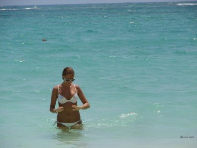 Молодая привлекательная красотка на каникулах