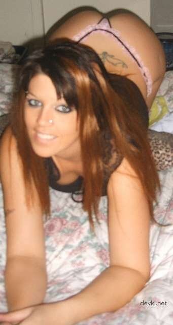 Девчонки слегка накатали и решили снять одежду