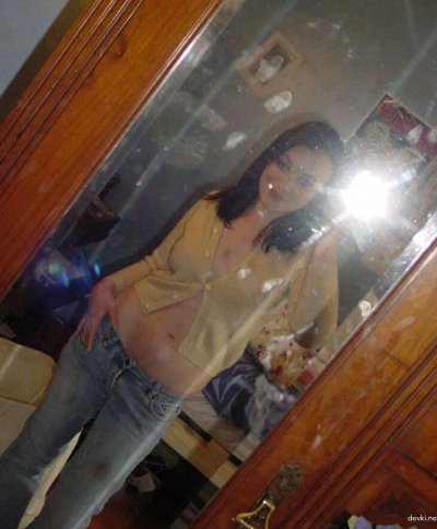 Вставляет свои пальчики в самые горячие уголки удовольствия!