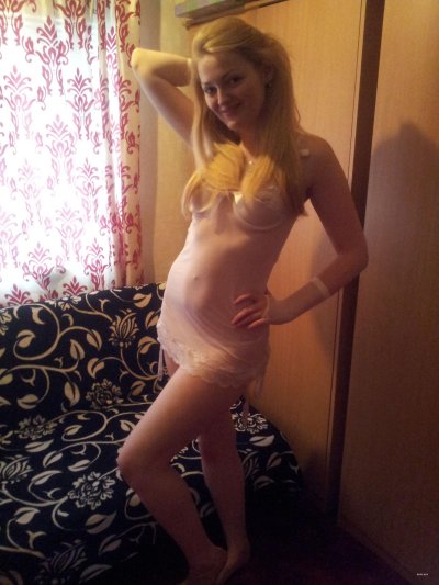 Развратная блондинка демонстрирует свою задницу