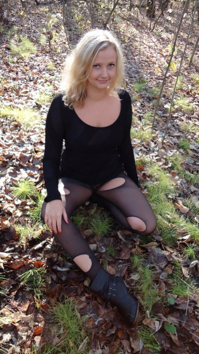 Развратная блондиночка на улице и в постели: фотосессия и страстный секс