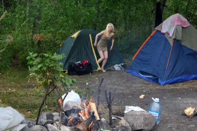 Очаровательная блондинка без одежды на свежем воздухе