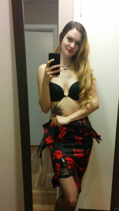 Сексуальная красотка фотографирует свои длинные ноги