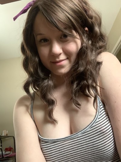 Сочные снимки от молодой дамы, показывающей свою интимную зону