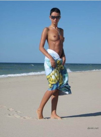 Фотосессия сексуальной дамы с краткой прической на релаксе