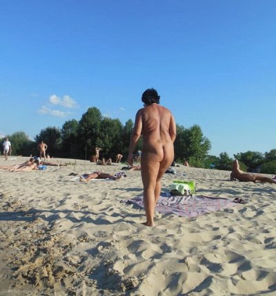 Скрытая эротика с песочком: пикантные кадры с берега