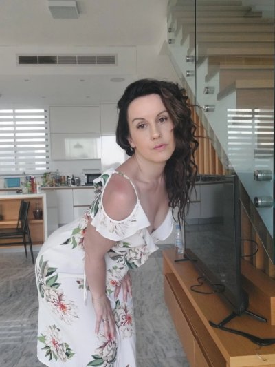 Горячая баба демонстрирует свои прелести без одежды