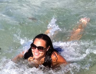 Дама трогает свои интимные складки