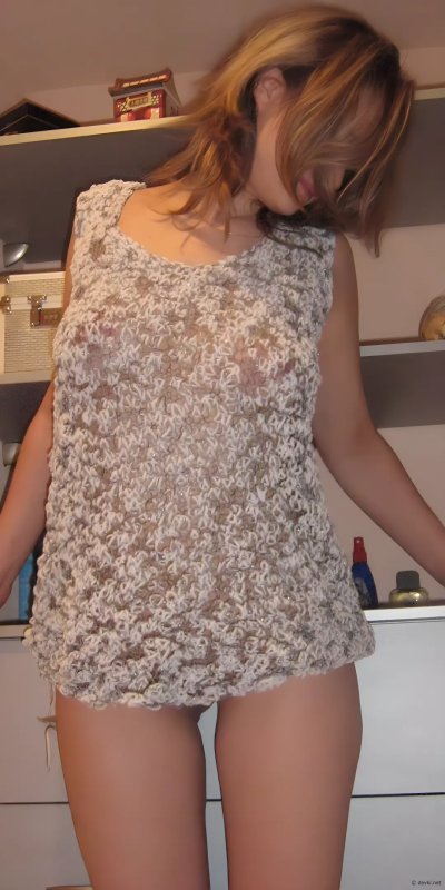 Девчонка в ультракороткой юбке - горячие фото и видео!