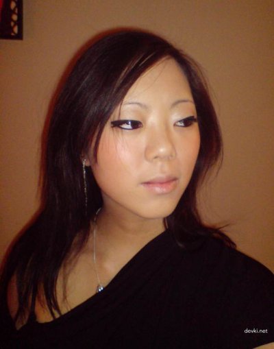 Развратная азиатская красотка с пальчиком в заднице