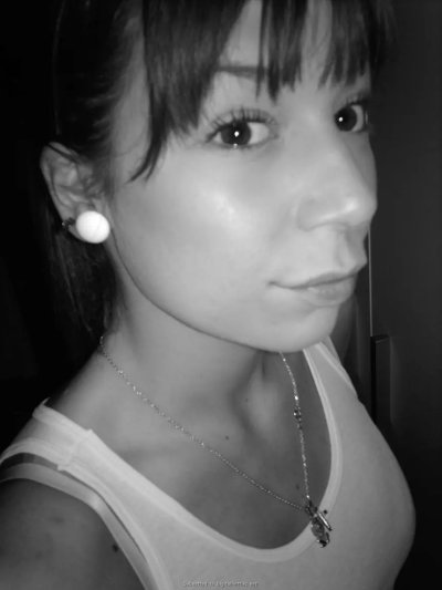 Соблазнительная красотка позирует в чулках и сексуальном нижнем белье!