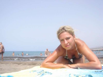 Очаровательная красавица наслаждается отдыхом на пляже