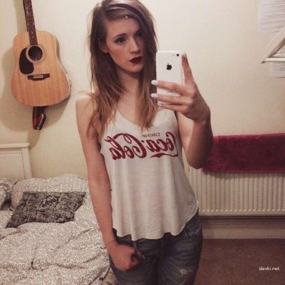 Горячие фото молодой изящной дамы в откровенной одежде