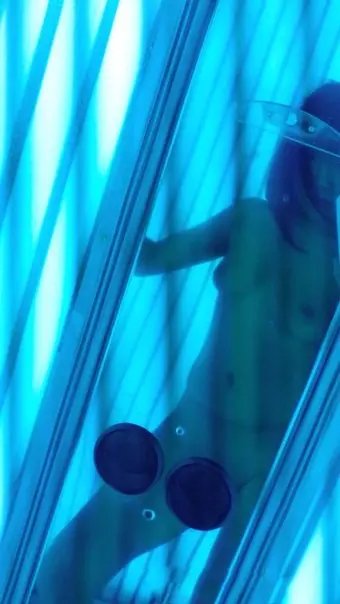 Азиатская красотка фоткает себя во время загара