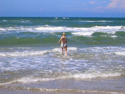 Трахает влажную пилотку своим хуем