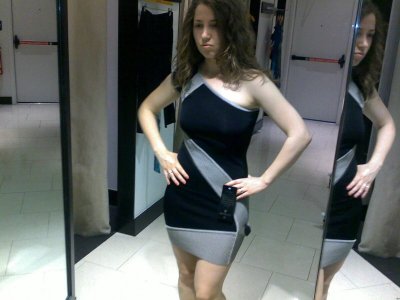 Показывает свои прелести с разных ракурсов