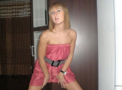 Проверяет свою промежность в действии