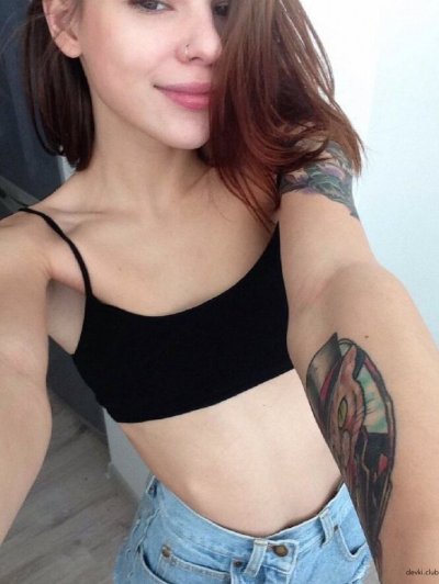 Горячая крошка удовлетворяет себя в интимных местах