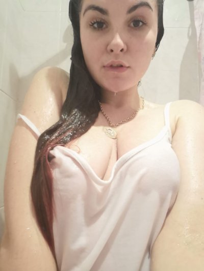 Сексуальная мамочка демонстрирует свои прекрасные груди перед камерой