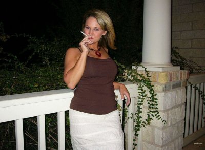 Зрелая красавица с сигареткой: наслаждение и стиль в одном кадре