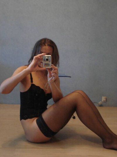 Соблазнительная красотка с растительностью между ног позирует на фотоаппарат в частной обстановке