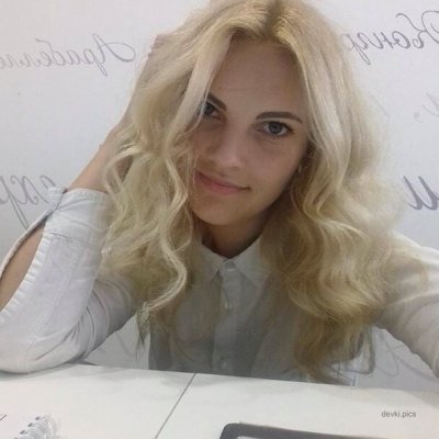 Красивая милашка демонстрирует свои прелести