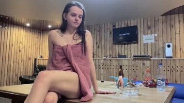 Незабываемый опыт: горячий секс в бане с подругой, она умело сосет и ебется, а потом кончает внутрь