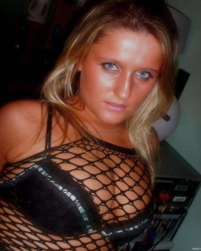 Обворожительная красотка снимает всё и занимается сексом