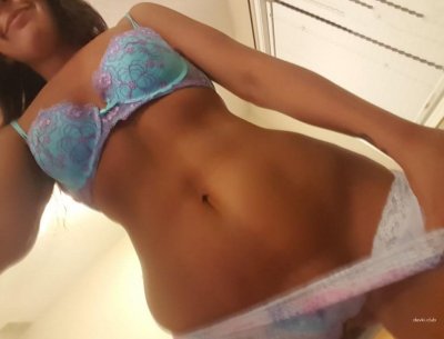 Интимные фото сексуальной дамы с аккуратной интимной стрижкой