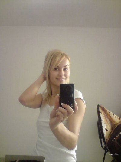 Молодая девушка делает эротические снимки.