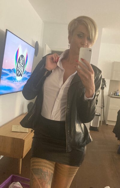 Фотосет с горячими дырочками и эрекцией: шоу с грудью и киской