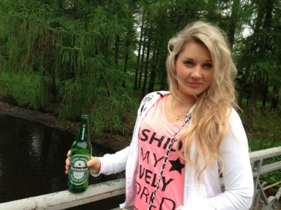 Привлекательная блондинка показывает свои прелести и занимается самоудовлетворением