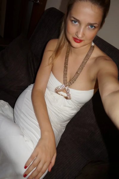 Экс-ученица раздевается перед камерой