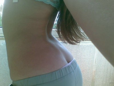 Красотка позирует без одежды у себя в квартире