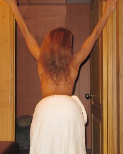 Зрелая красотка в бане фоткается перед объективом