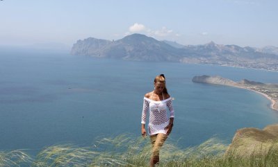 Сексуальная красотка показывает свое идеальное тело на камеру