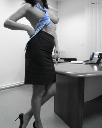 Интимные снимки обнаженной босса на рабочем столе