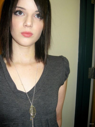 Молоденькая красотка демонстрирует свою гладкую киску