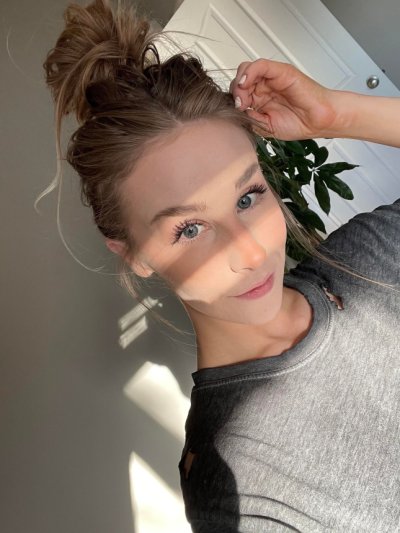 Демонстрирует свою пилотку и соблазнительную задницу