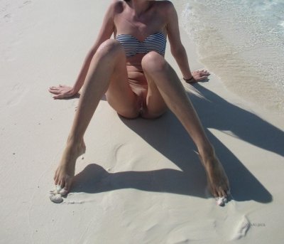 Темноволосая красавица показывает промежность на берегу