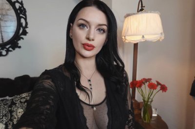 Горячая шатенка с татуировками показывает свои сексуальные изгибы