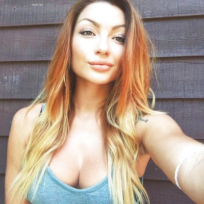 Очаровательная красотка демонстрирует свое обольстительное тело!